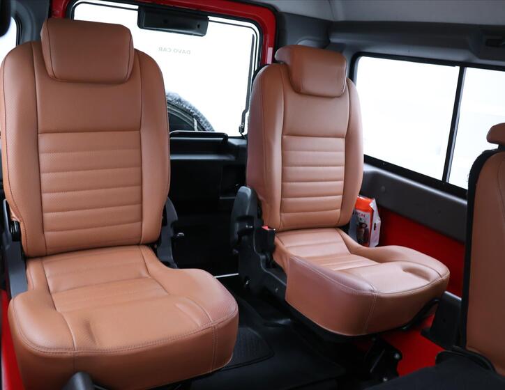 Land Rover Defender 15