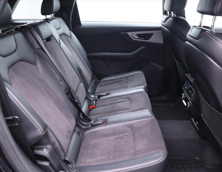 Audi Q7 15