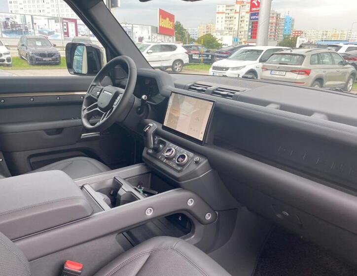 Land Rover Defender 17