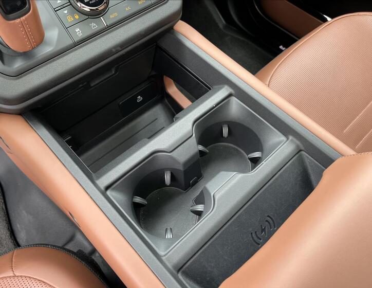 Land Rover Defender 24