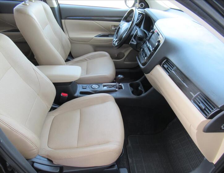 Mitsubishi Outlander 23