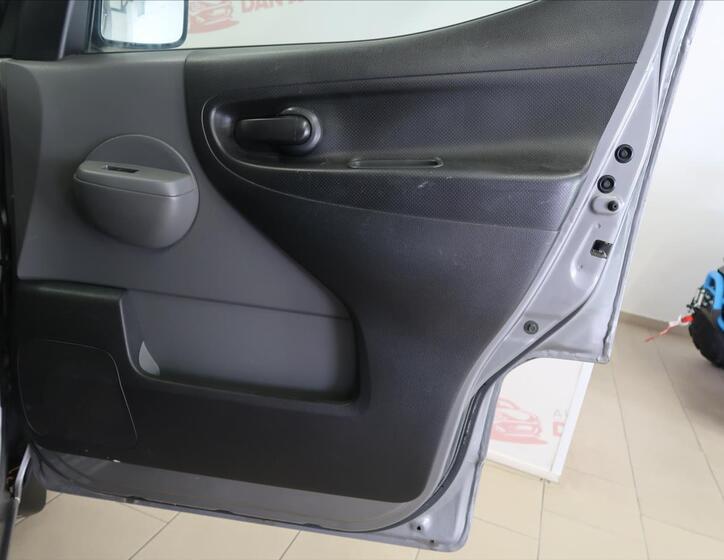 Nissan NV200 11