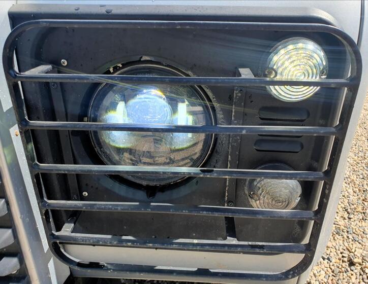 Land Rover Defender 37