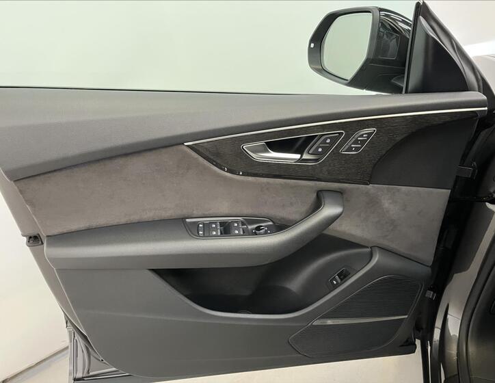 Audi Q8 29