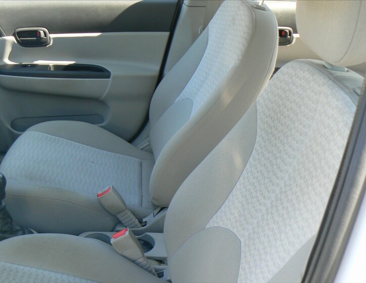 Hyundai Accent 11
