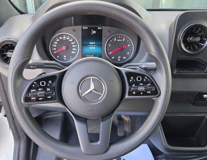 Mercedes-Benz Sprinter 11