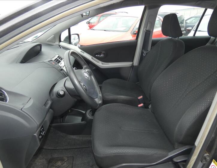 Toyota Yaris 8