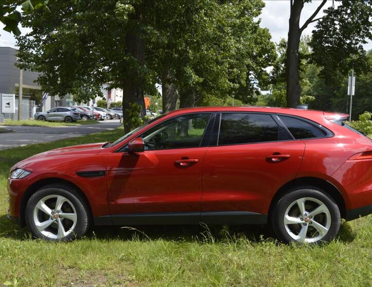 Jaguar F-Pace 8