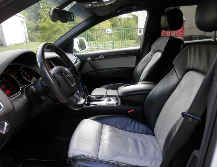 Audi Q7 11