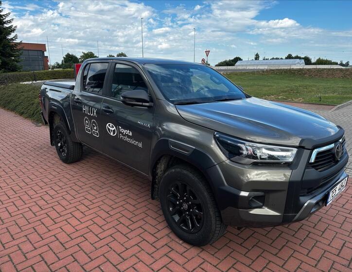 Toyota Hilux 2