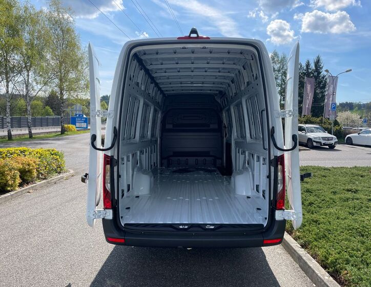 Mercedes-Benz Sprinter 8