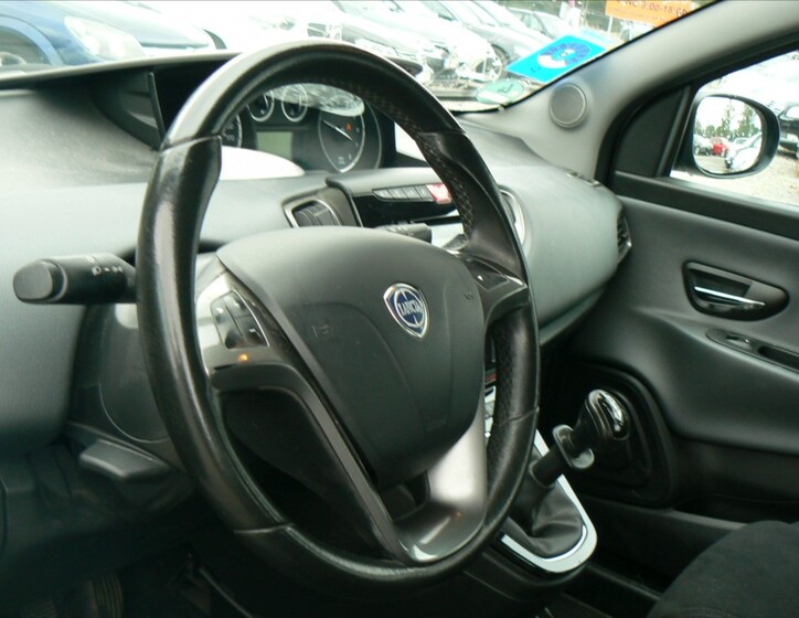 Lancia Y 8
