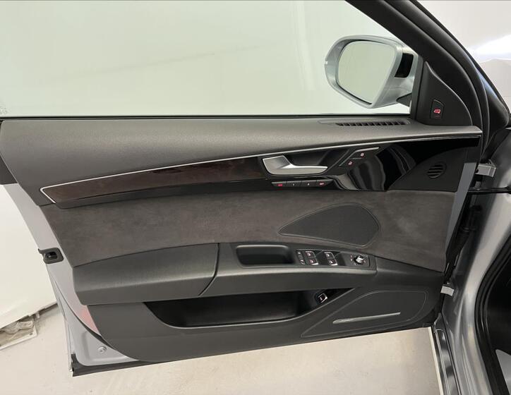 Audi A8 27