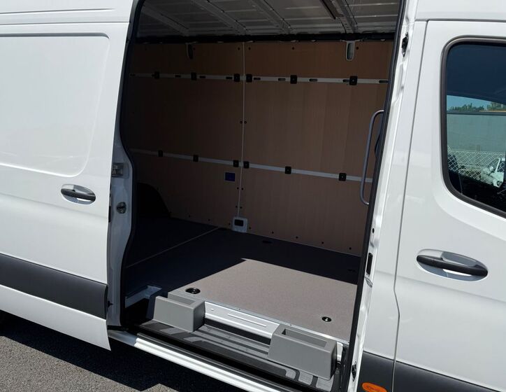 Mercedes-Benz Sprinter 11