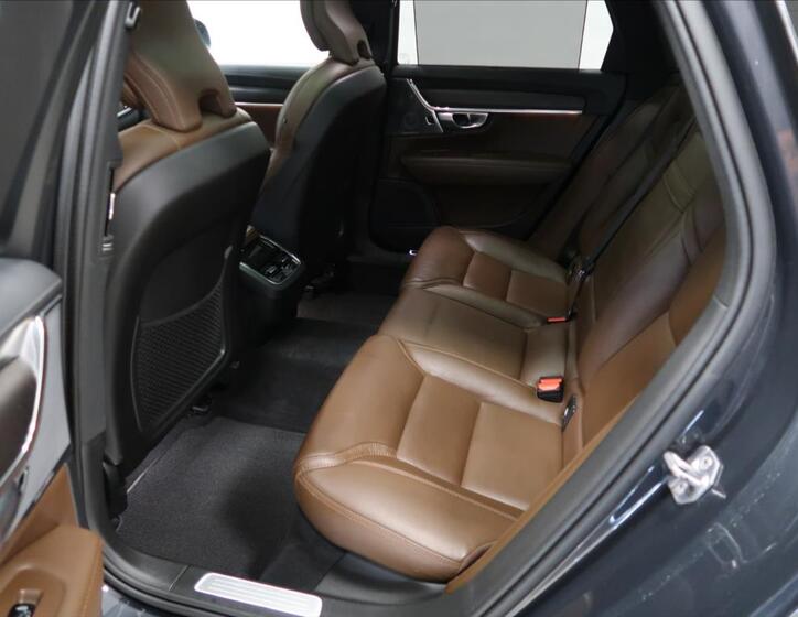 Volvo V90 8