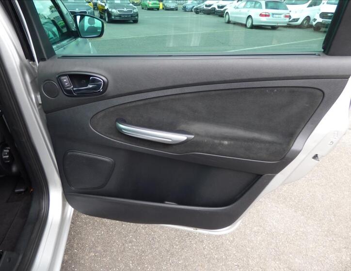 Ford Galaxy 37