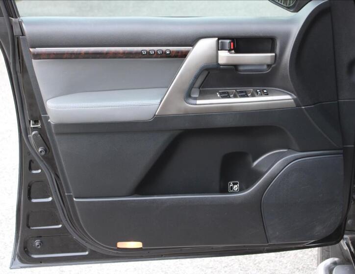 Toyota Land Cruiser 16