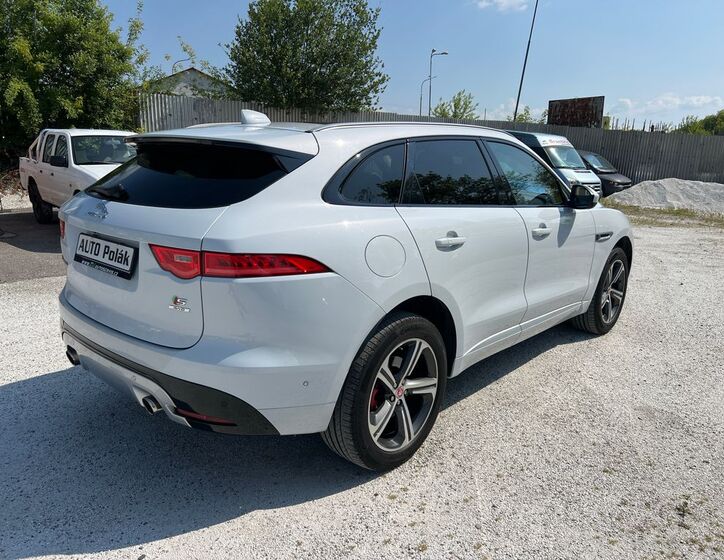 Jaguar F-Pace 10