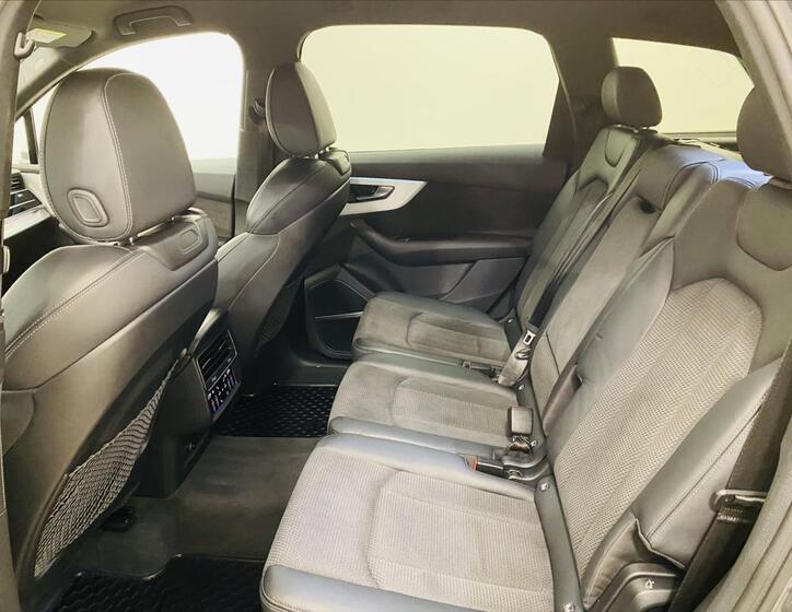 Audi Q7 6