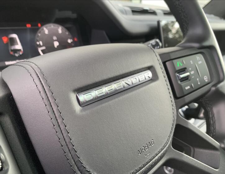 Land Rover Defender 77