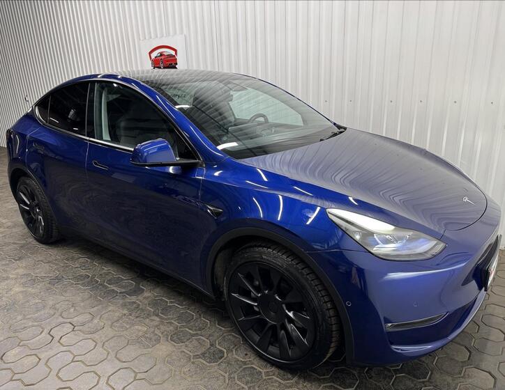 Tesla Model Y 12