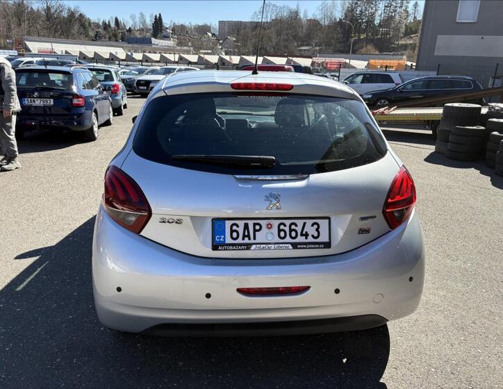 Peugeot 208 5