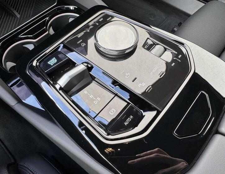 BMW i5 12