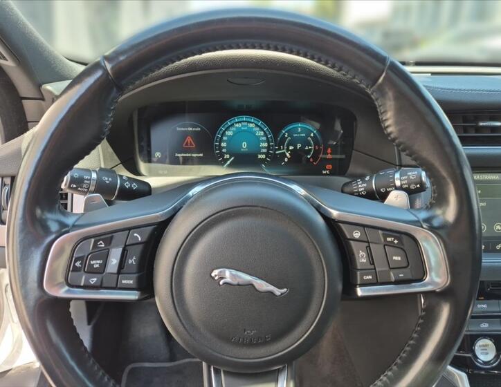 Jaguar XF 8
