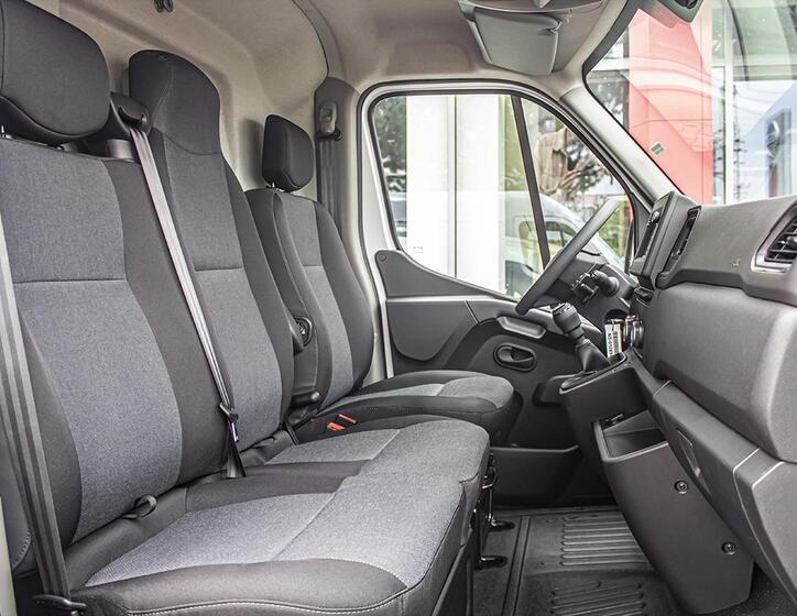 Nissan NV400 43