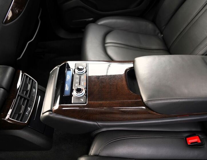 Audi A8 30