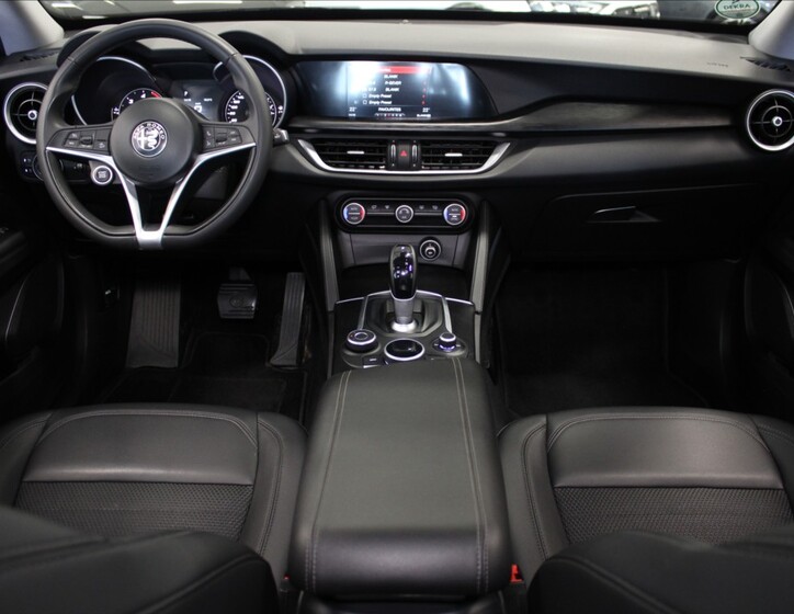 Alfa Romeo Stelvio 8