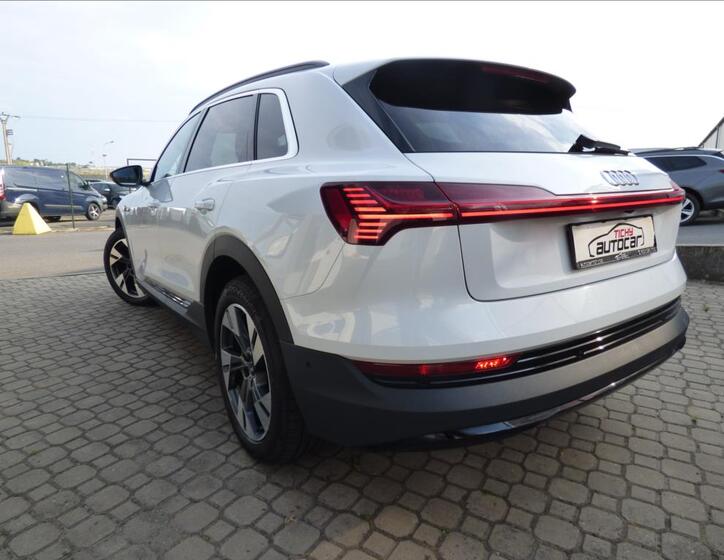 Audi e-tron 72