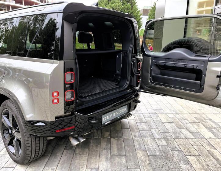 Land Rover Defender 6