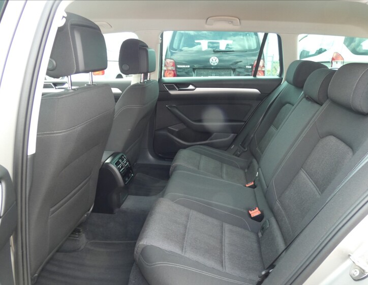 Volkswagen Passat 10