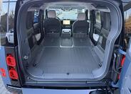 Land Rover Defender 29