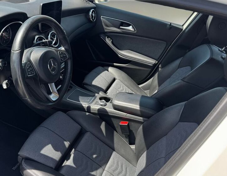 Mercedes-Benz GLA 10