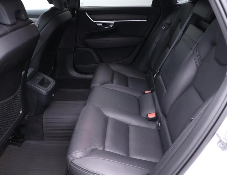 Volvo V90 16
