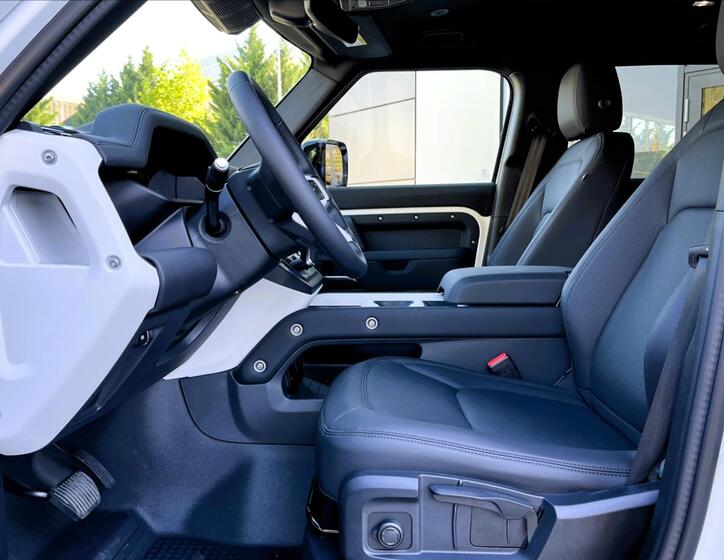 Land Rover Defender 14