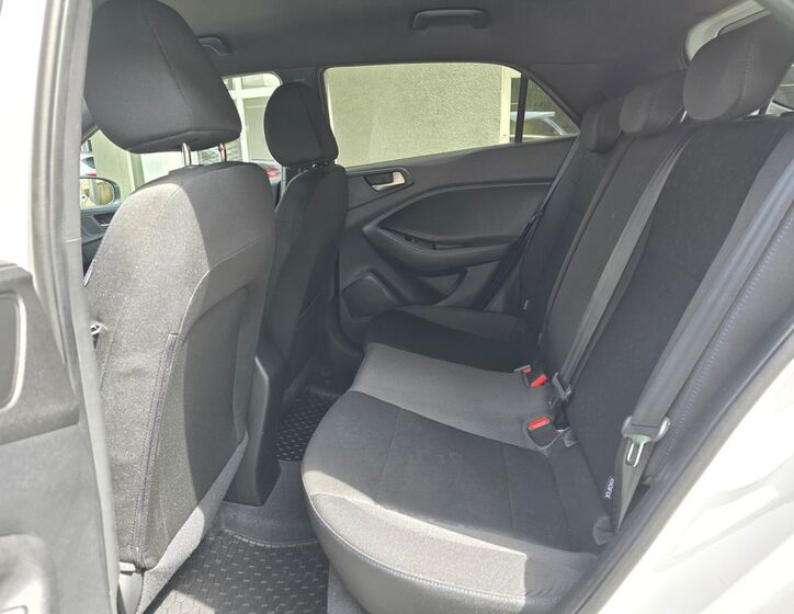 Hyundai i20 24