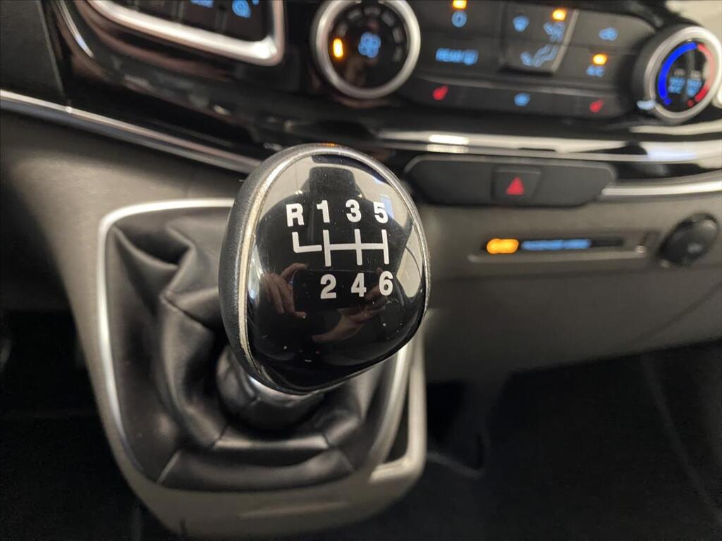 Ford Tourneo Custom 21