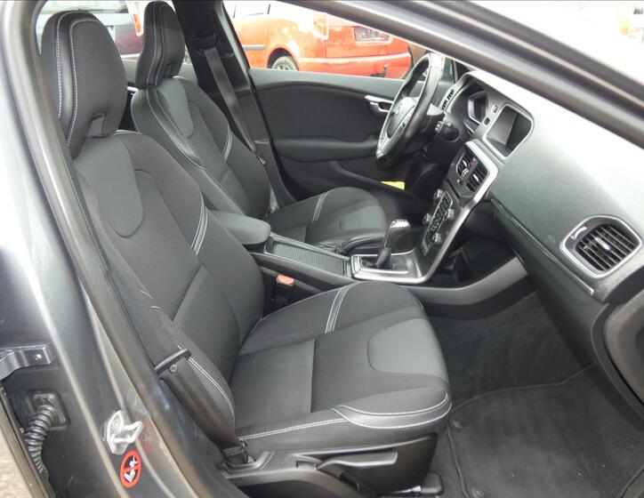 Volvo V40 10