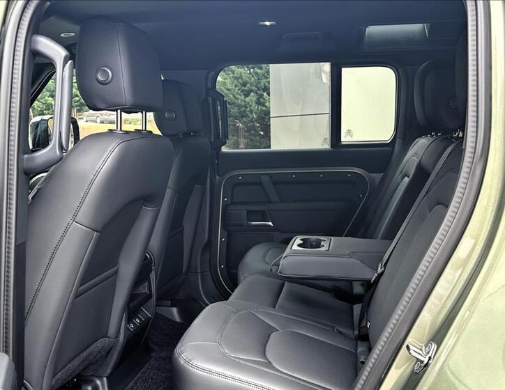 Land Rover Defender 29