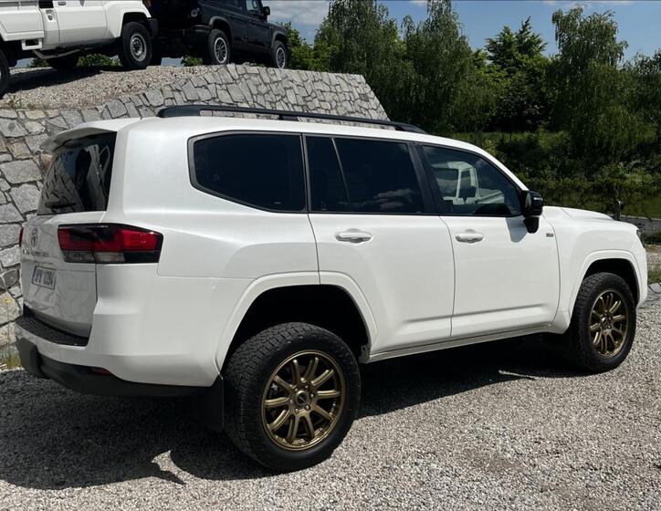 Toyota Land Cruiser 6