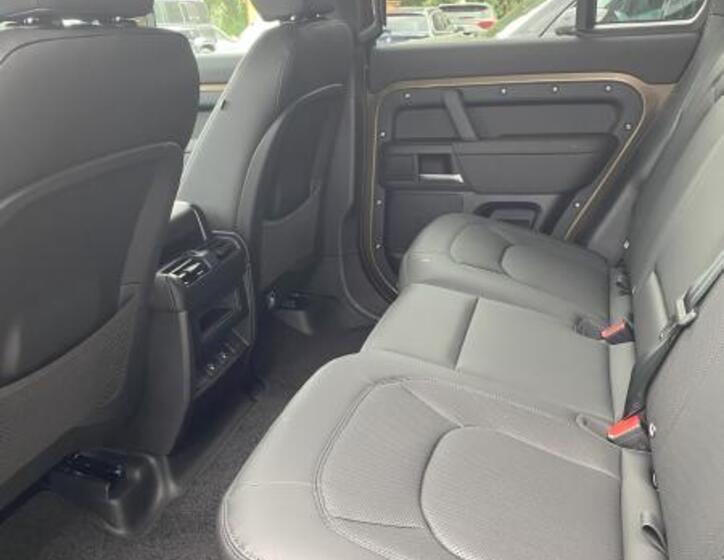 Land Rover Defender 24