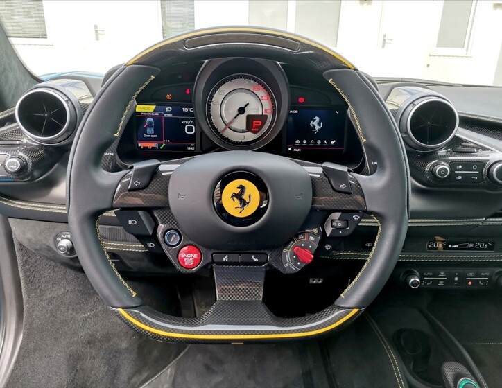 Ferrari F8 22