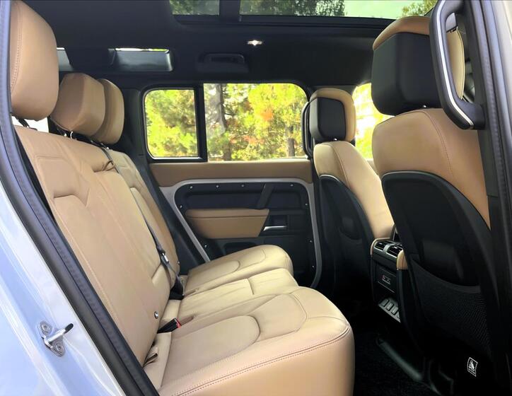 Land Rover Defender 33