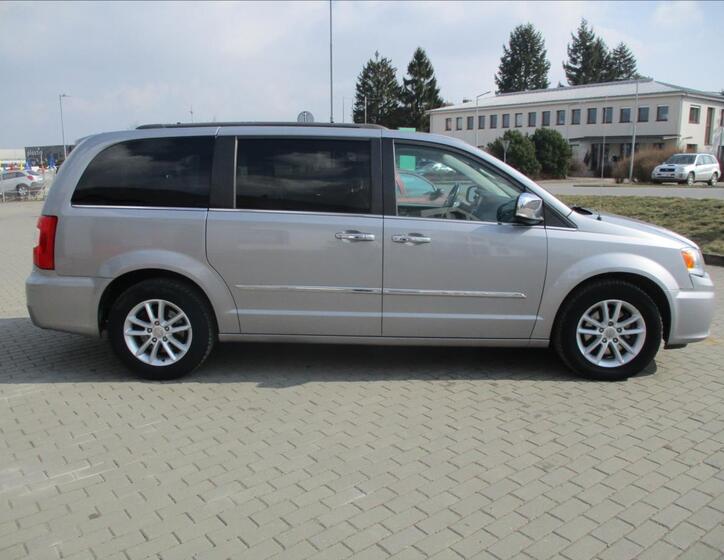 Chrysler Town & Country 5