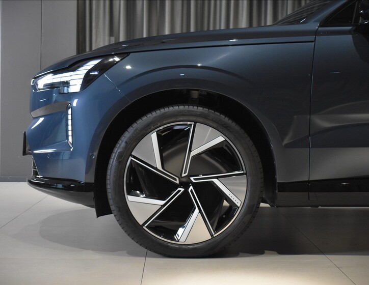 Volvo EX90 13