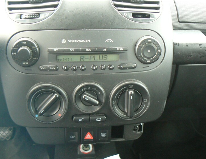Volkswagen New Beetle 13