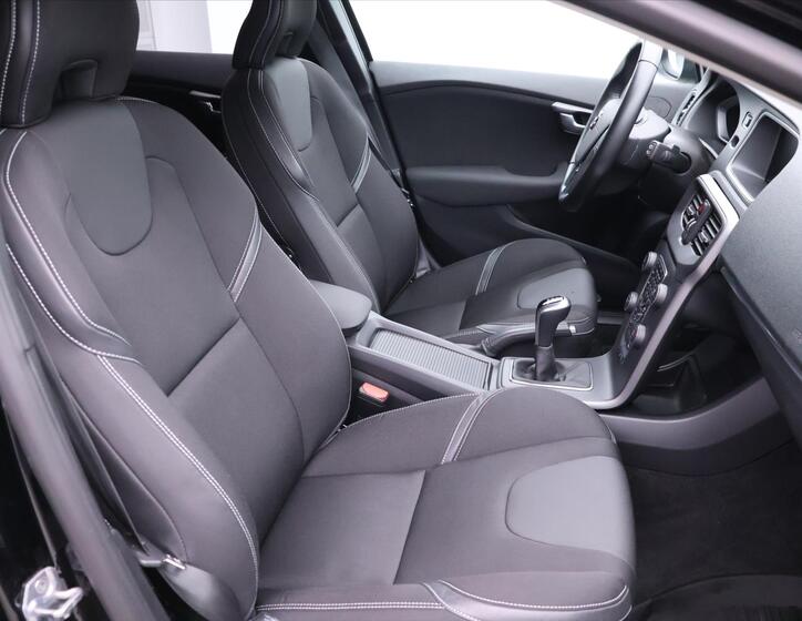 Volvo V40 13